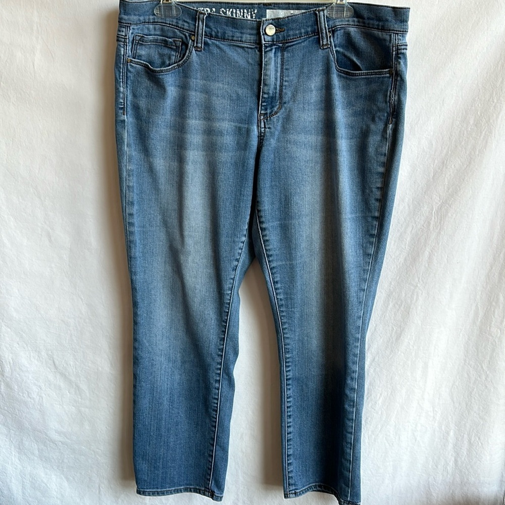 DKNY Ave B Ultra Skinny cropped blue jeans, size 12